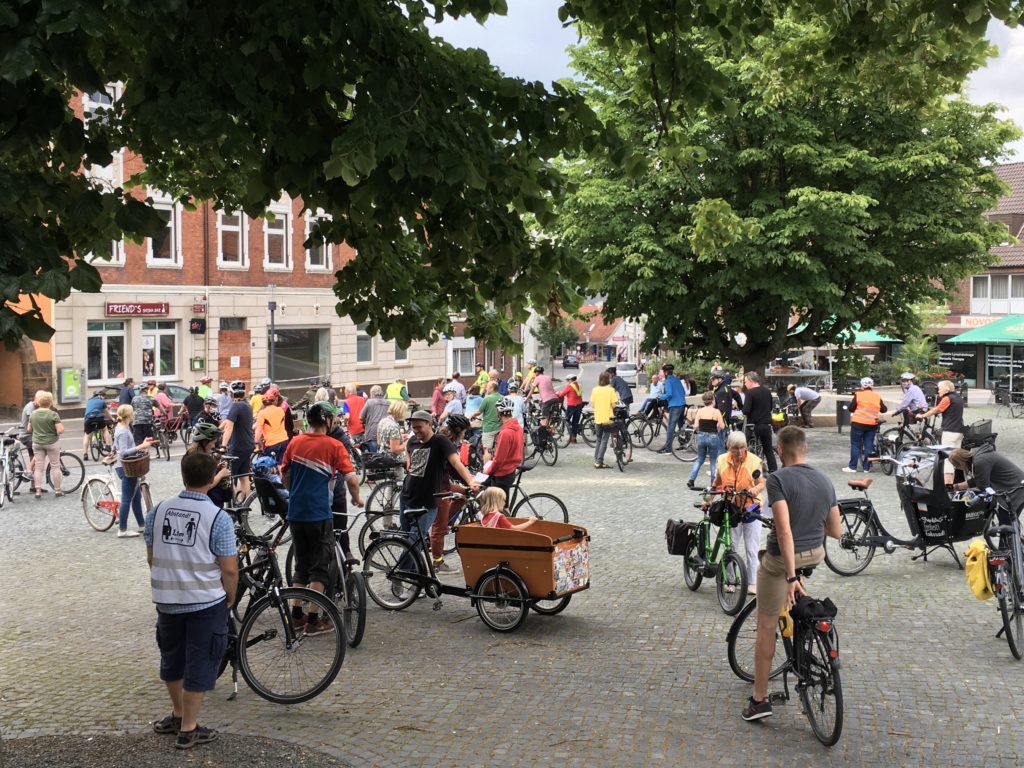 Der Marktplatz in Lübbecke war Startpunkt des Rudelradelns. Foto: Carsten Lührmann